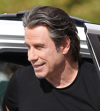 FALSKT HÅR?: Travolta dukket opp med en svært fyldig manke noen uker etter bildet fra ferieturen. Foto: NTB Scanpix FALSKT HÅR?: Travolta dukket opp med en svært fyldig manke noen uker etter bildet fra ferieturen. Foto: NTB Scanpix